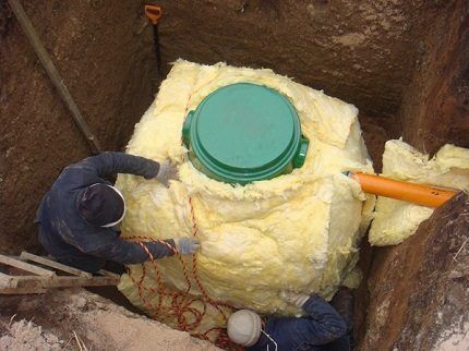 Insulation of a septic tank
