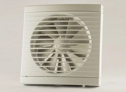 Ventilateur pour hotte aspirante dans un poulailler