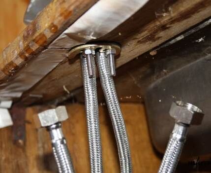 Installation and fastening of faucet pipes in the kitchen