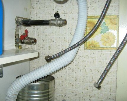 Disconnecting flexible hoses from the pipe