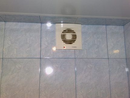 Ventilation par aspiration dans les toilettes