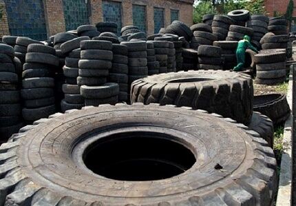 Neumáticos para construir un pozo negro económico.