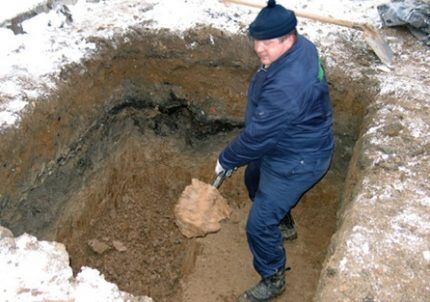 Digging a pit for a drainage hole