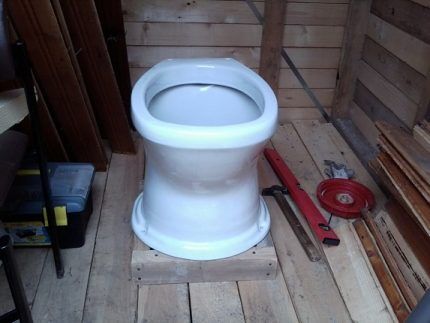 Rafforzamento del pavimento di una toilette esterna