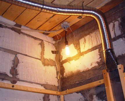 Installation of a ventilation duct in a bathhouse