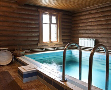 Ventilation in a bathhouse with a swimming pool