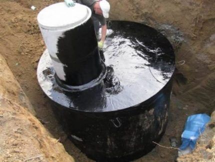 Waterproofing a septic tank with bitumen mastic