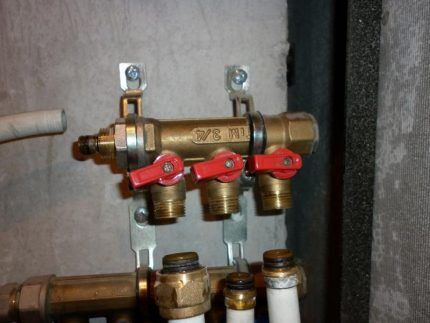 Distribution manifold with valves