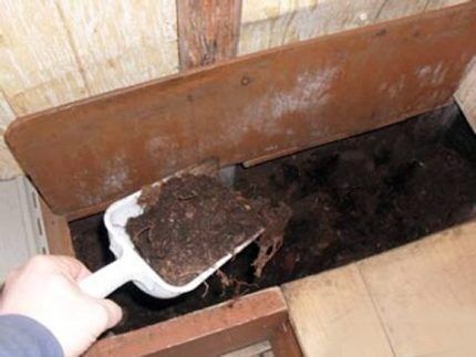 Scoop para sa pagkolekta ng peat sa isang dry closet