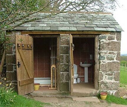 Toilette mit Waschbecken und Dusche