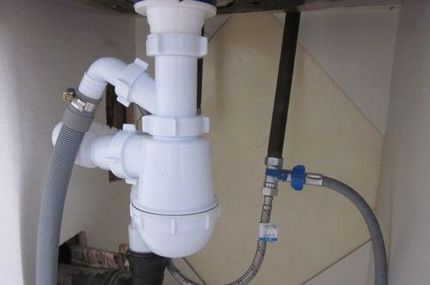 Siphon with additional pipe