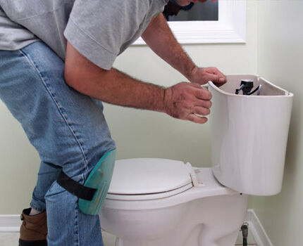 Réservoir de chasse d'eau sur l'étagère des toilettes