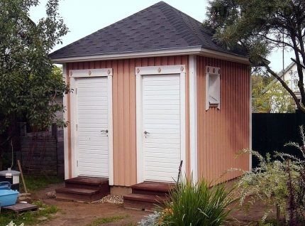 Revestimiento de edificio con alcantarillado.