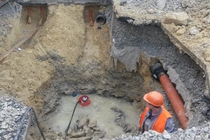 Pompage de l'eau des fosses et des tranchées