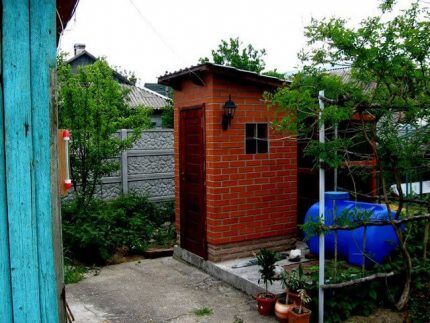 Toilettes en brique