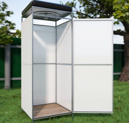 Water tank on the roof of the shower stall 