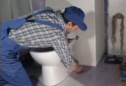 Installing a toilet on the toilet floor