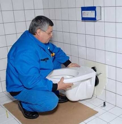 Montering af et væghængt toilet