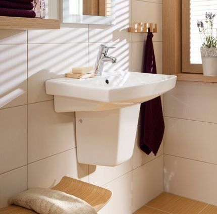 Wall-hung washbasin with half-pedestal