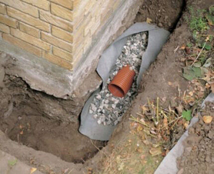 Laying a drainage pipe