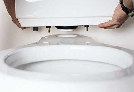 Toilet cistern mounting system