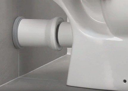 Assembling a toilet with a horizontal pipe 