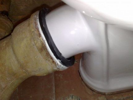 Toilet bowl with oblique pipe assembly