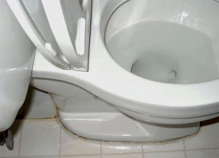 Toilet glued to the floor with your own hands