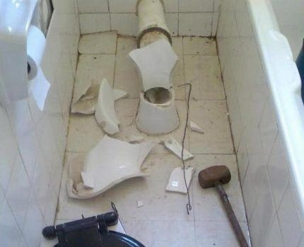 Dismantling a toilet with a sledgehammer