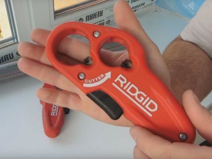 Pipe cutter with fastening