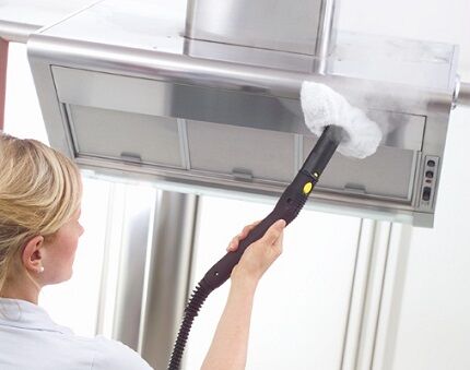 Cleaning with a steam generator