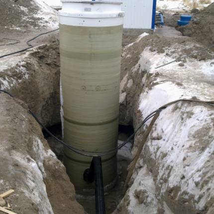 Chargement du réservoir KNS avec du béton