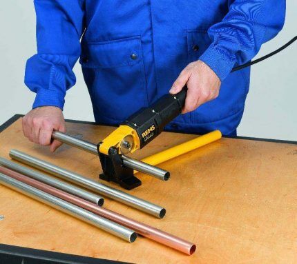 Electric pipe cutter