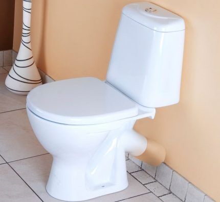 Installation of a toilet with an oblique outlet