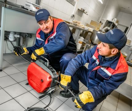 Nettoyer un égout avec une corde en équipe