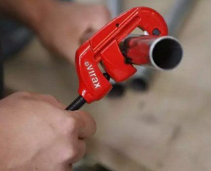 Single roller pipe cutter for household work