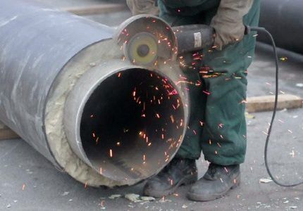 Cutting a large diameter pipe with a grinder