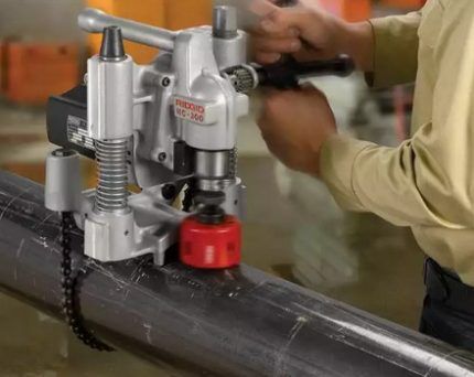 Operating a Chain Pipe Cutter for Steel