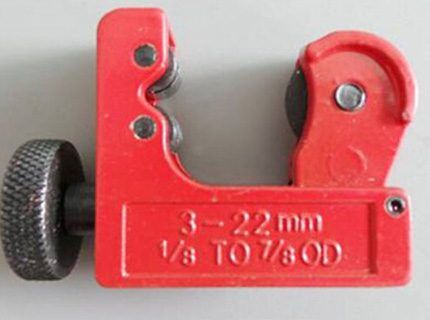 Mini pipe cutter for copper