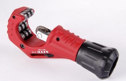 Pipe cutter support roller mechanism