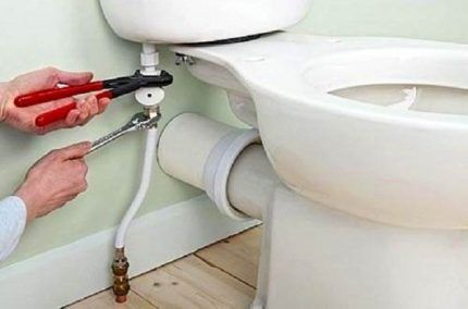 Connecting the toilet to the pipe
