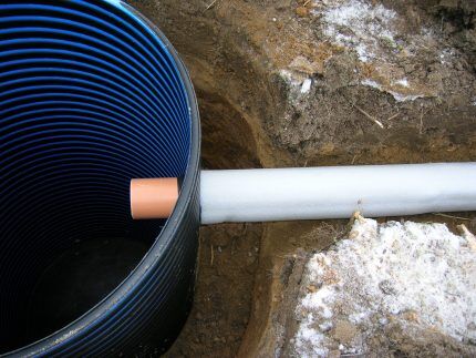 Insulated pipe at the entrance to the collector
