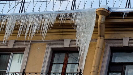 Hielo y carámbanos en el techo.