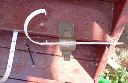 DIY gutter bracket