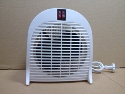 Malý levný ventilátorový ohřívač