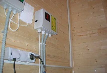 Câblage électrique dans une maison en bois