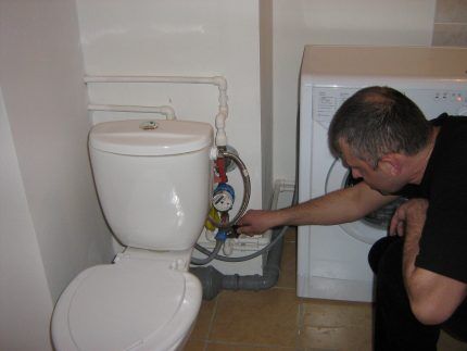 Connecting the machine to the toilet cistern