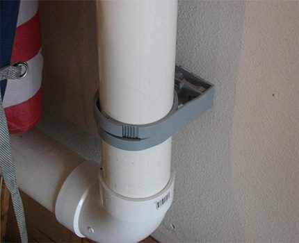 Fastening a plastic air duct using a clamp