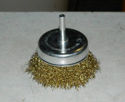 Nozzle with wire brush