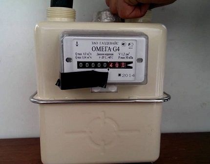 Gas meter with temperature corrector